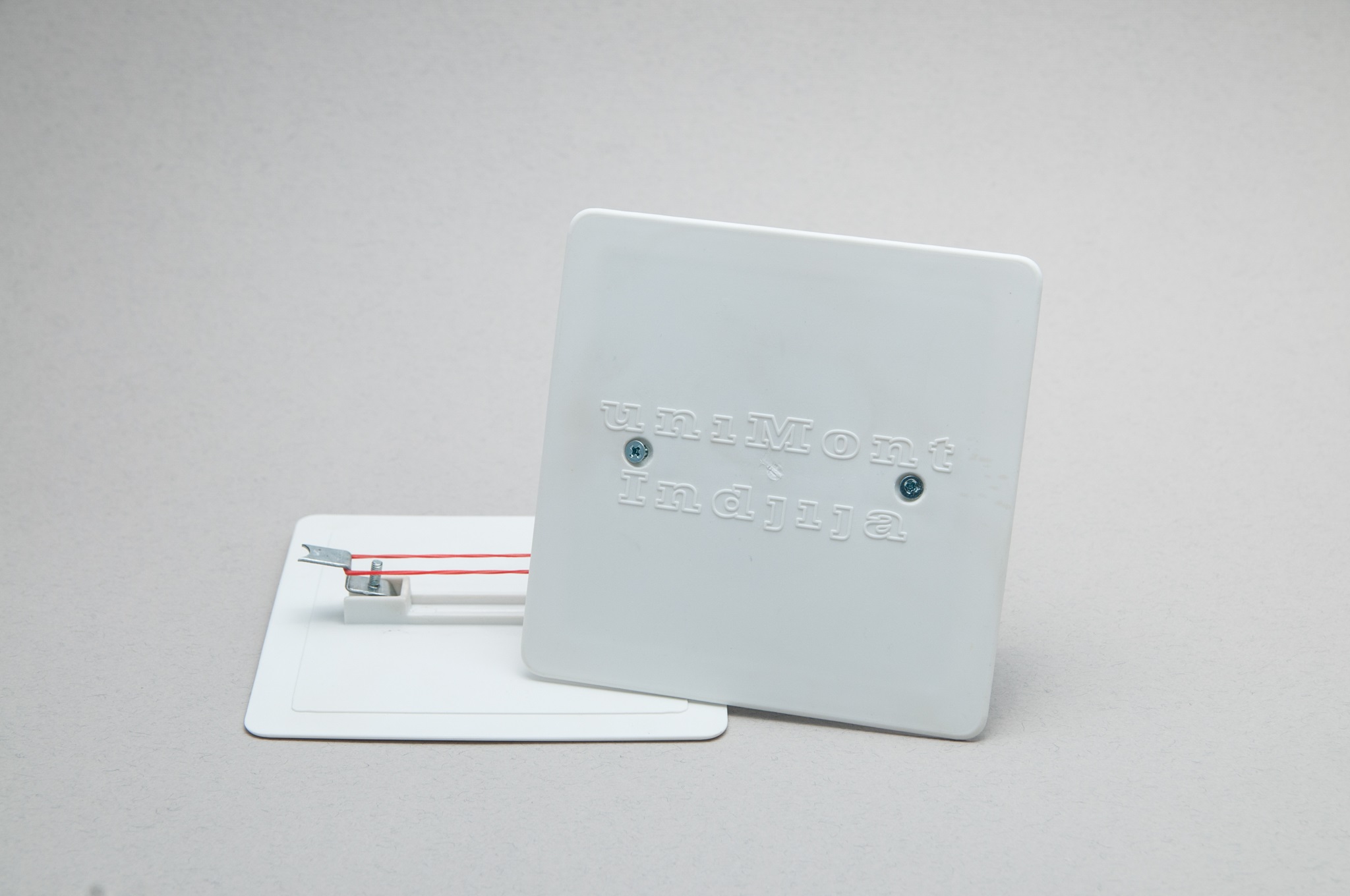 Patent poklopac za razvodnu kutiju 100x100mm sa metalnim žabicama